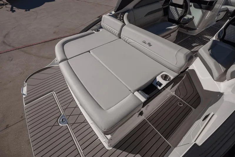 Slide: The Image of Sea Ray SLX 260 2024 - 24