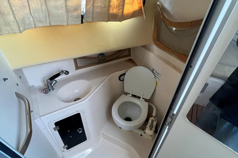 Slide: The Image of Grady-White 282 Sailfish, enclosed Head - 31