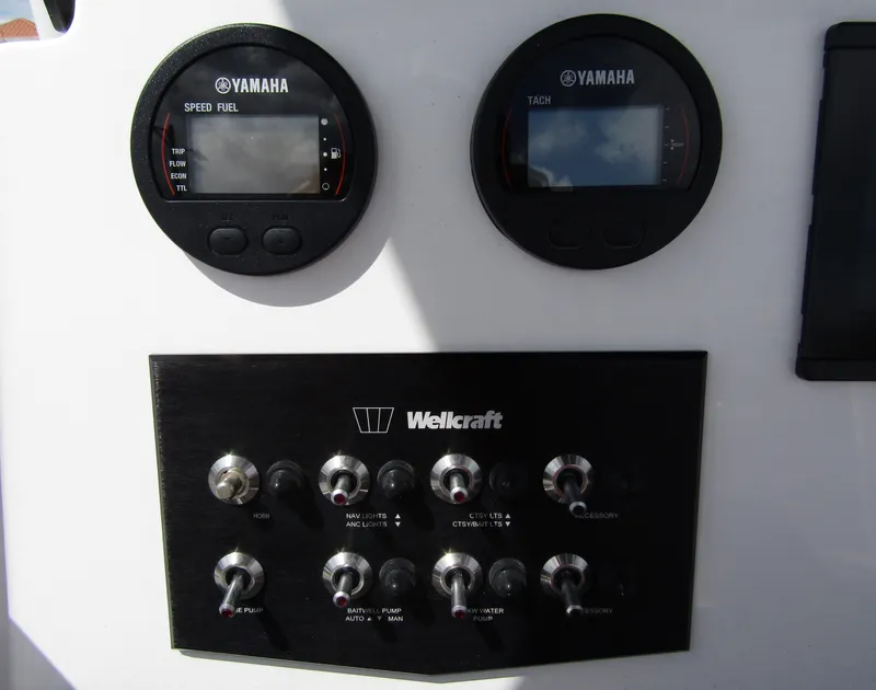 Slide: The Image of Dashboard of 2024 Wellcraft 202 Fisherman with Yamaha gauges and control panel. - 17