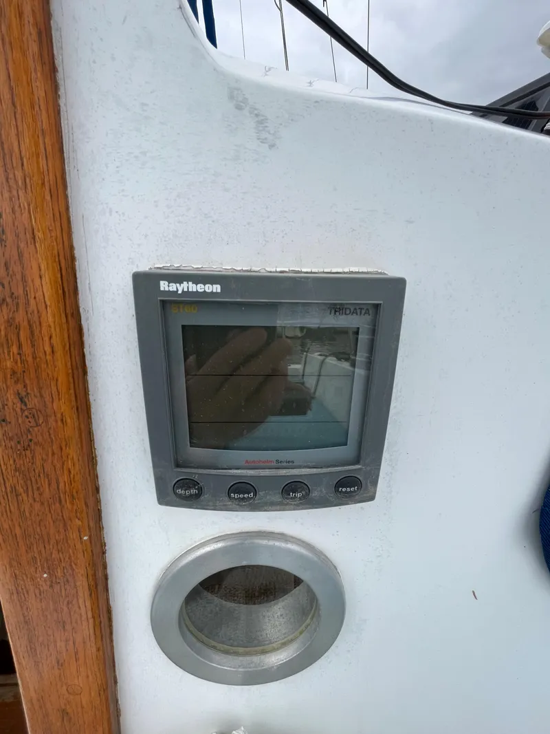 Slide: The Image of Raytheon marine display on 1979 Ranger Yachts 30 sailboat. - 15