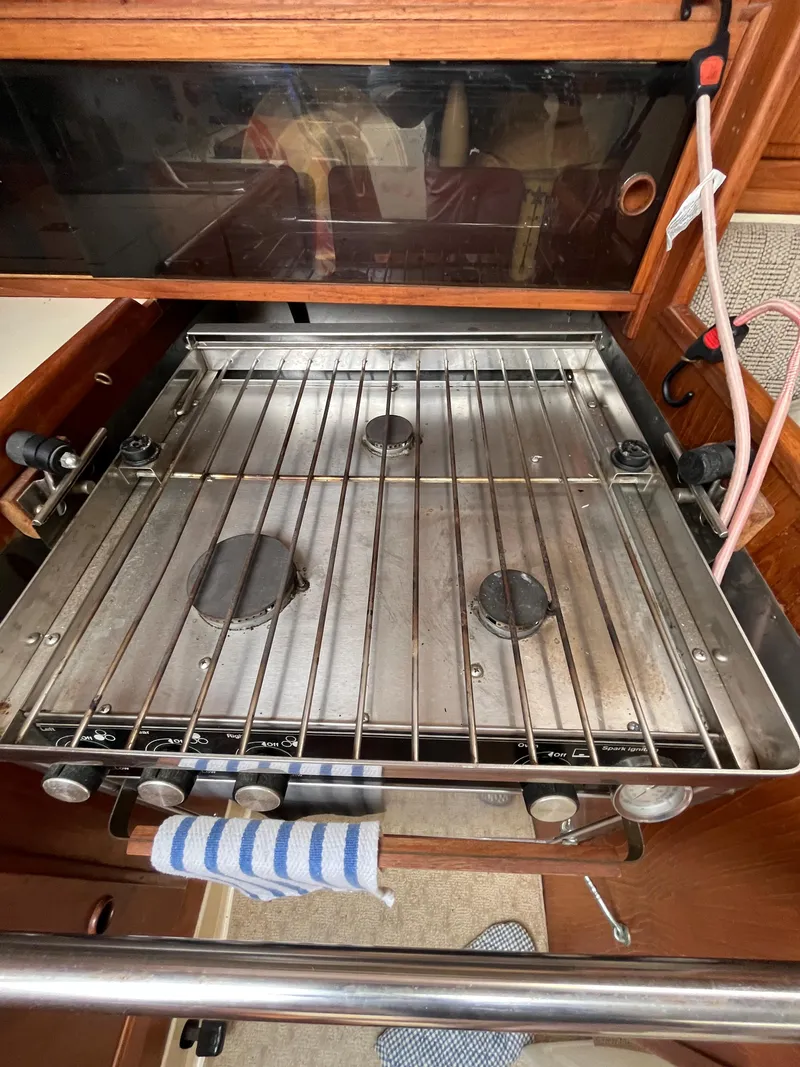 Slide: The Image of 1979 Ranger Yachts 30 interior stove with three burners. - 26