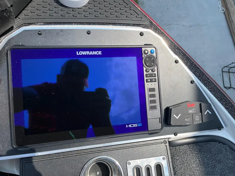Slide: The Image of 2024 Ranger Z520R boat dashboard with Lowrance HDS12 display. - 4