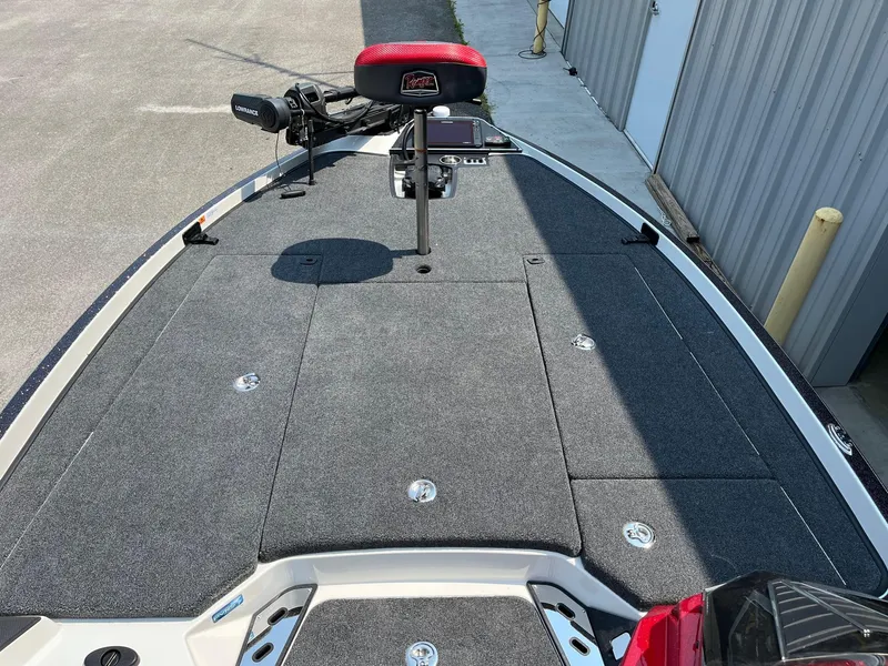 Slide: The Image of 2024 Ranger Z520R boat deck with fishing seat and trolling motor. - 5