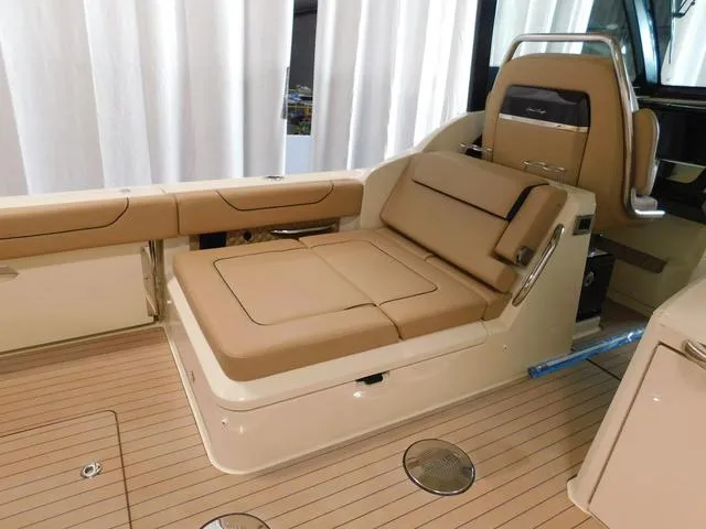 Slide: The Image of Chris-Craft Calypso 35 2022 - 23