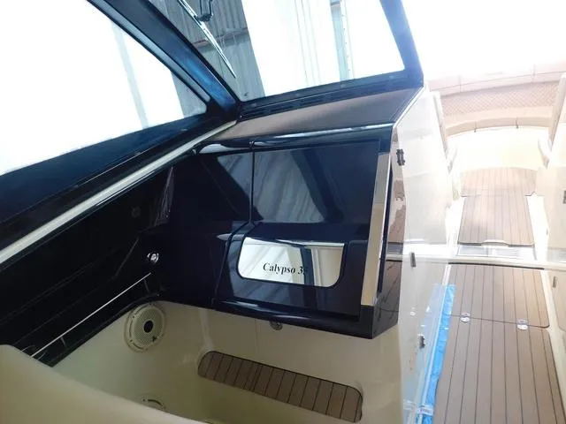 Slide: The Image of Chris-Craft Calypso 35 2022 - 24