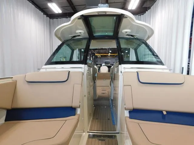 Slide: The Image of Chris-Craft Calypso 35 2022 - 28