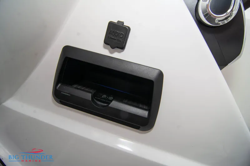 Slide: The Image of Audio input port on the 2023 JC NEPTOON 27 TT SPORT boat dashboard. - 29
