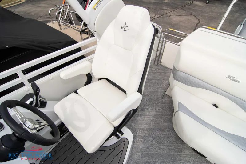 Slide: The Image of 2023 JC NEPTOON 27 TT SPORT boat interior with white captain's chair and steering wheel. - 32