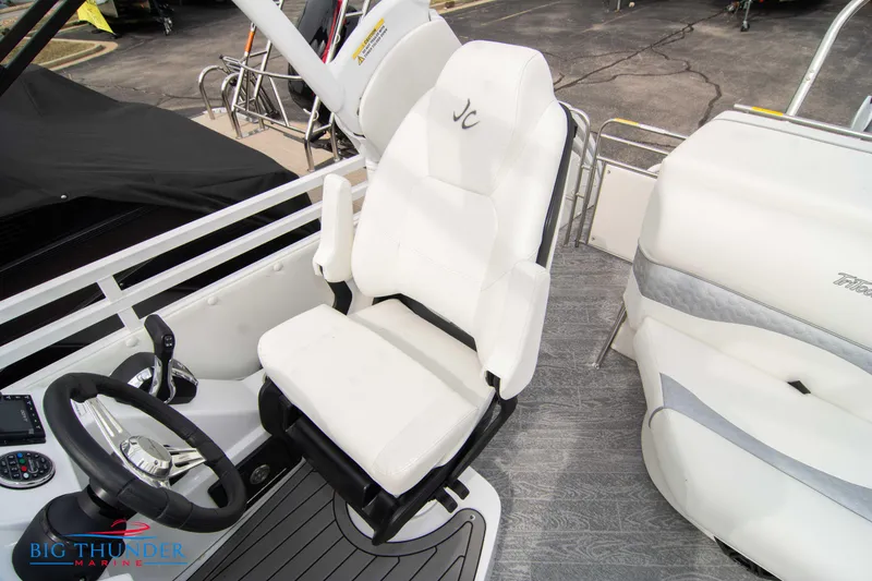 Slide: The Image of Captain's seat of 2023 JC NEPTOON 27 TT SPORT boat, featuring white upholstery and modern controls. - 33