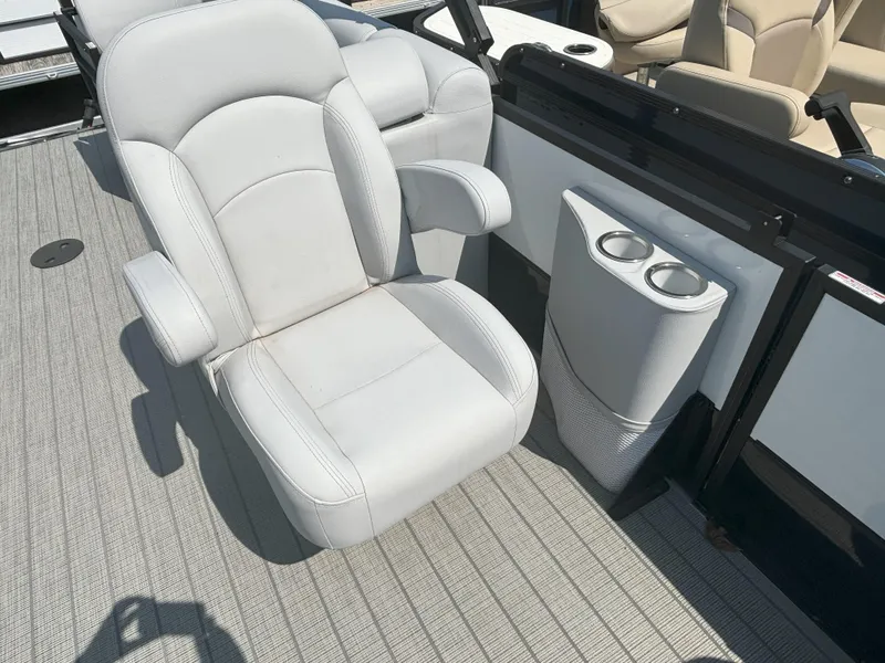 Slide: The Image of Bentley Pontoons Legacy 223 Navigator 2024 - 4