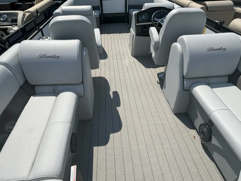 Slide: The Image of Bentley Pontoons Legacy 223 Navigator 2024 - 9