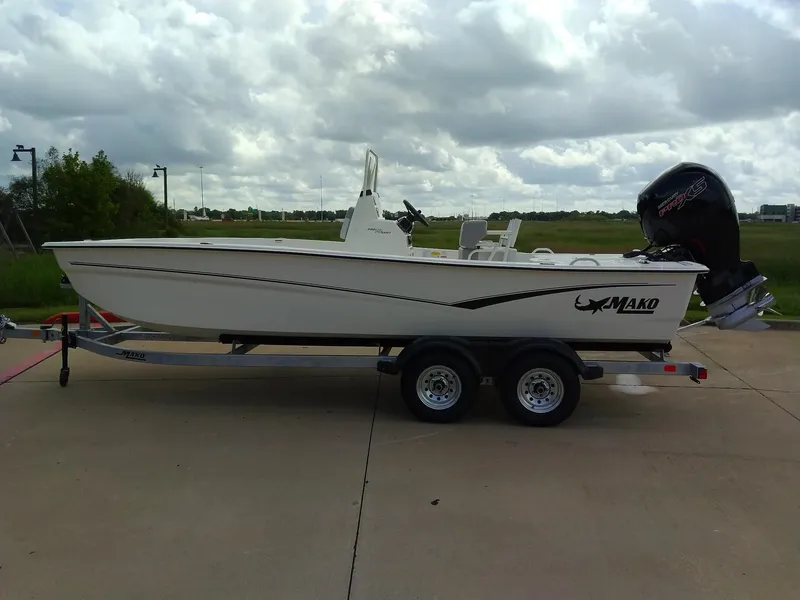 Slide: The Image of 2024 Mako Pro Skiff 19 CC on trailer, side view, outdoors. - 0