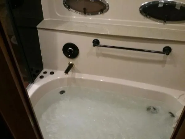 Slide: The Image of Master with Jacuzzi Tub - 24