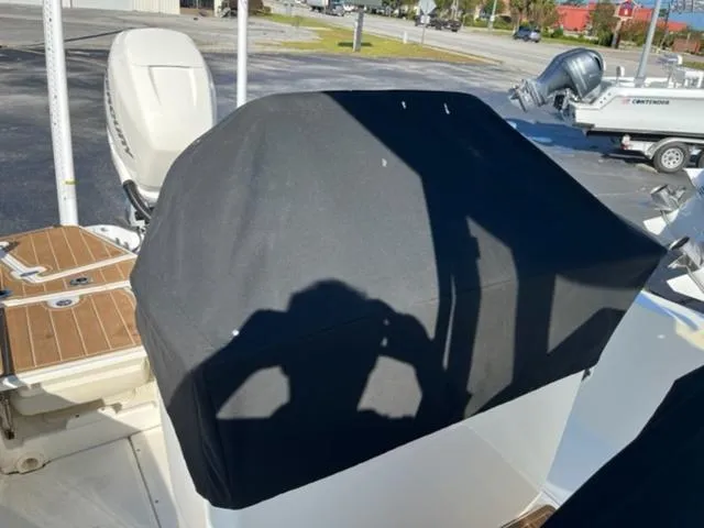 Slide: The Image of Boston Whaler 250 Dauntless 2021 - 15