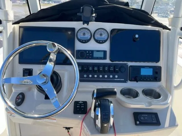 Slide: The Image of Boston Whaler 250 Dauntless 2021 - 8