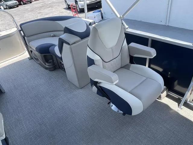 Slide: The Image of Avalon LSZ Quad Lounger 21 FT 2023 - 10