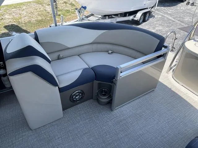 Slide: The Image of Avalon LSZ Quad Lounger 21 FT 2023 - 11