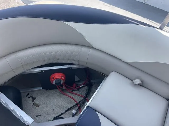 Slide: The Image of Avalon LSZ Quad Lounger 21 FT 2023 - 14