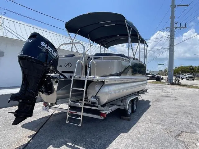 Slide: The Image of Avalon LSZ Quad Lounger 21 FT 2023 - 3