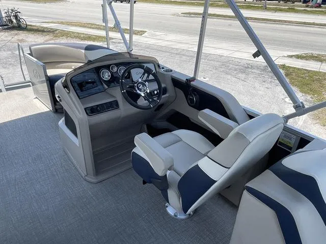 Slide: The Image of Avalon LSZ Quad Lounger 21 FT 2023 - 5