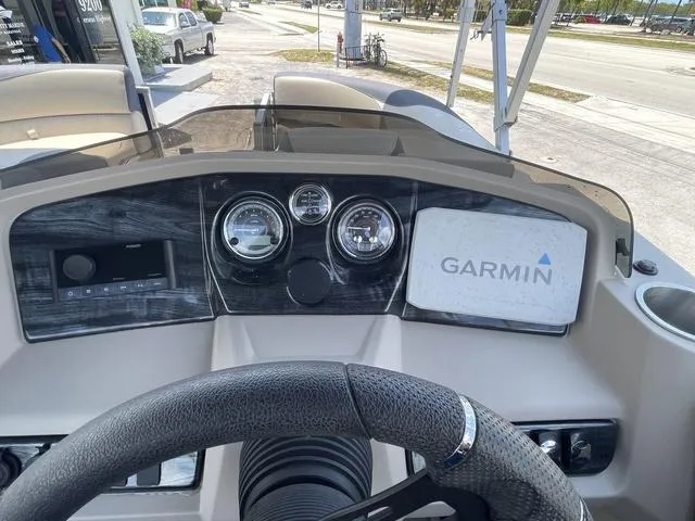 Slide: The Image of Avalon LSZ Quad Lounger 21 FT 2023 - 6