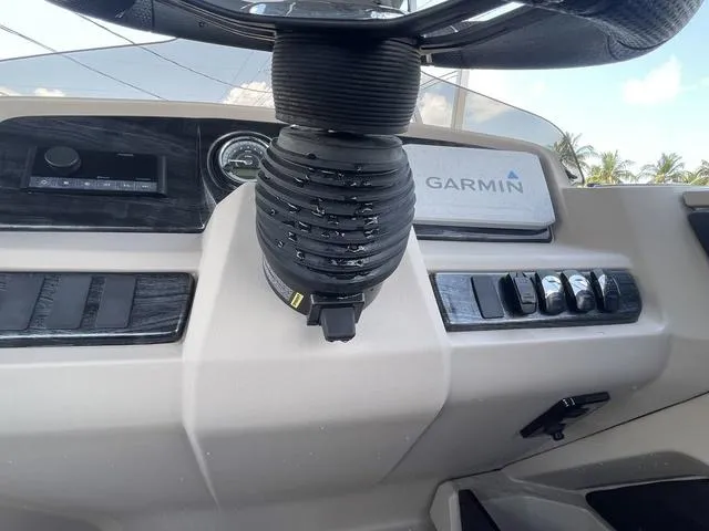 Slide: The Image of Avalon LSZ Quad Lounger 21 FT 2023 - 7