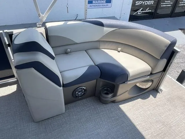 Slide: The Image of Avalon LSZ Quad Lounger 21 FT 2023 - 8