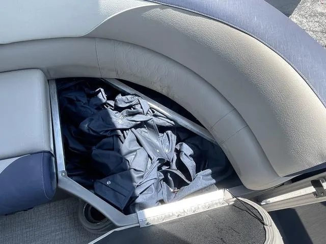 Slide: The Image of Avalon LSZ Quad Lounger 21 FT 2023 - 9