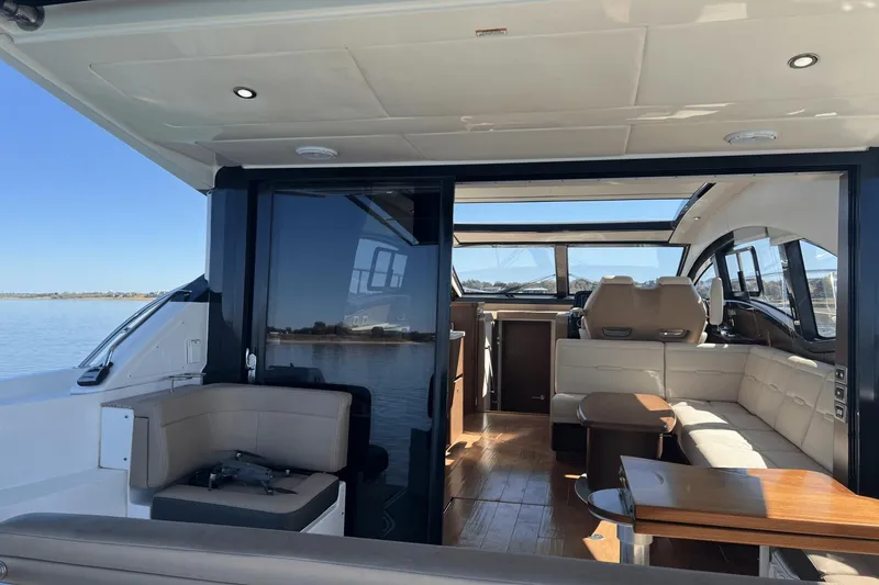 Slide: The Image of Sea Ray 400 Sundancer 2016 - 29