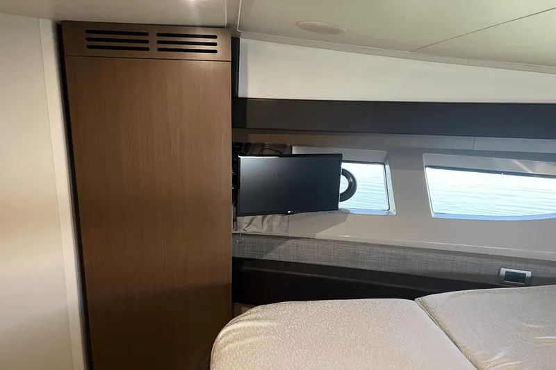 Slide: The Image of Sea Ray 400 Sundancer 2016 - 53