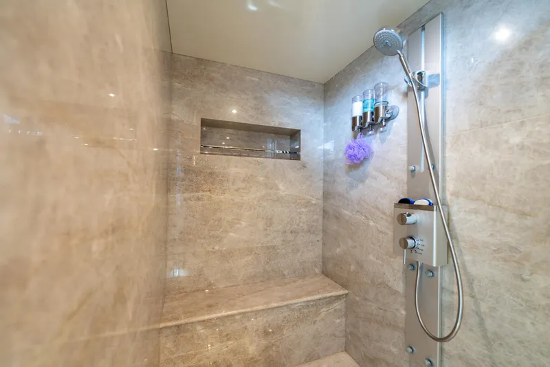 Slide: The Image of Ocean Alexander 100 Zephyr-Master Shower - 46