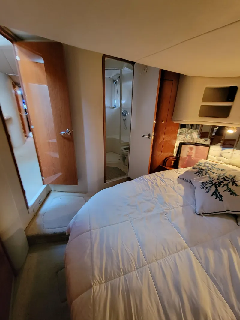 Slide: The Image of 2000 Sea Ray 540 Sundancer yacht bedroom with ensuite bathroom. - 32