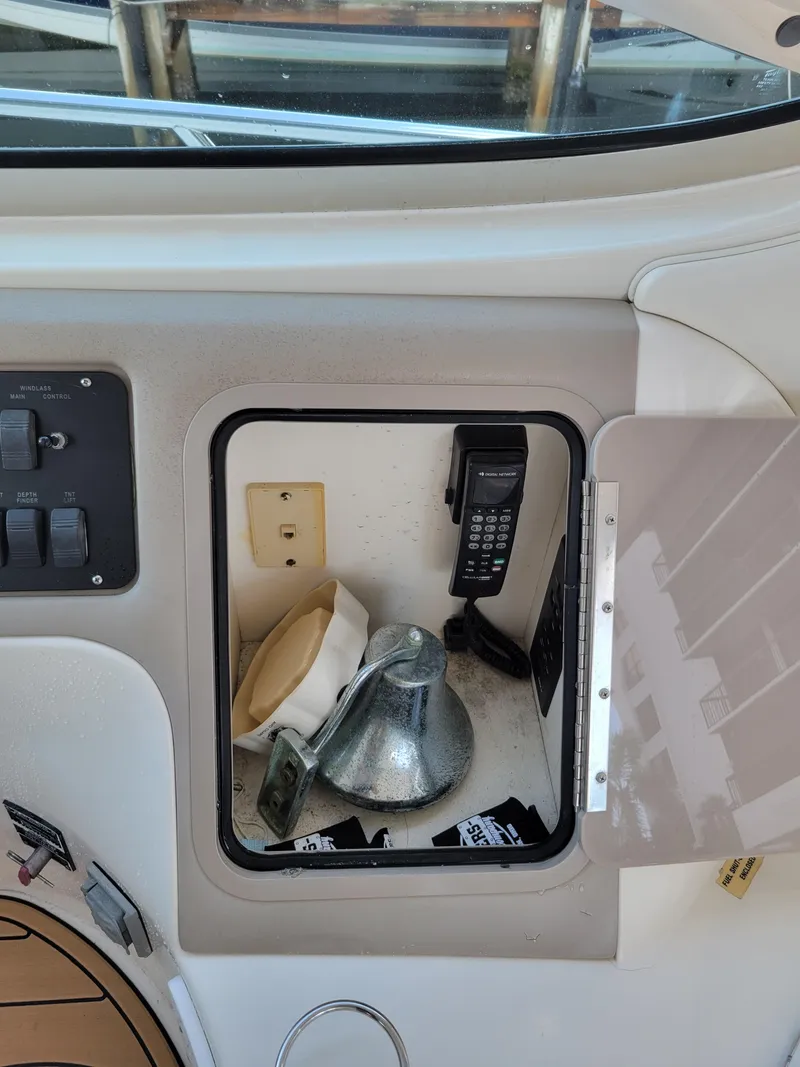 Slide: The Image of Storage compartment on a 2000 Sea Ray 540 Sundancer boat. - 18