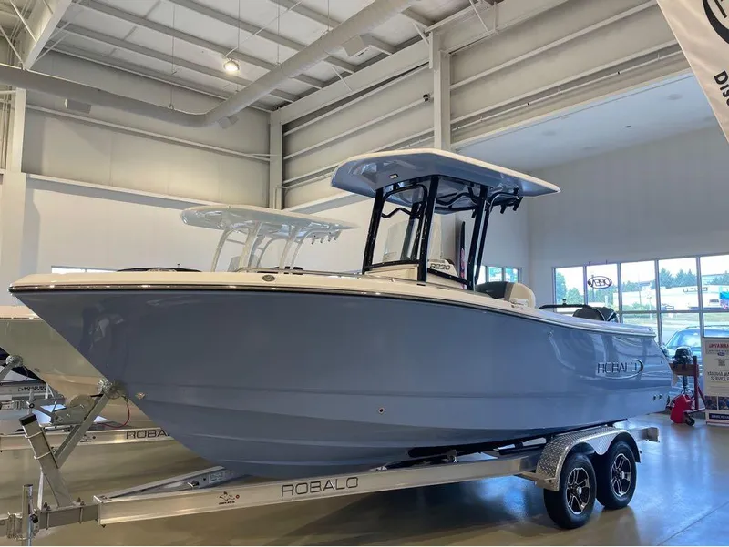 The Image of Robalo R230 Center Console 2024 - 1