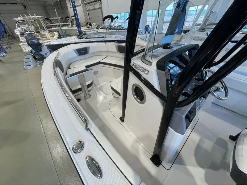 Slide: The Image of Robalo R230 Center Console 2024 - 6