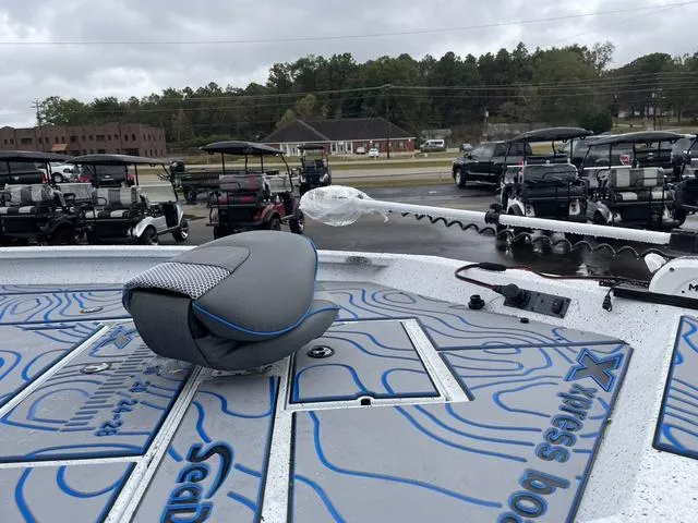 Slide: The Image of Xpress X23B Lounge 2024 - 9