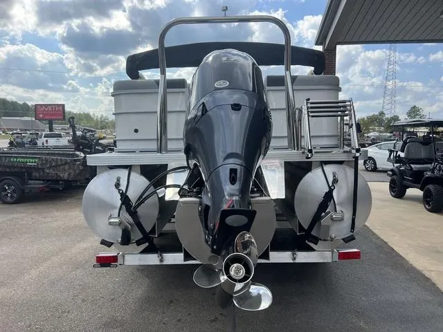 Slide: The Image of Veranda VR22RC Deluxe Tri-Toon 2024 - 10