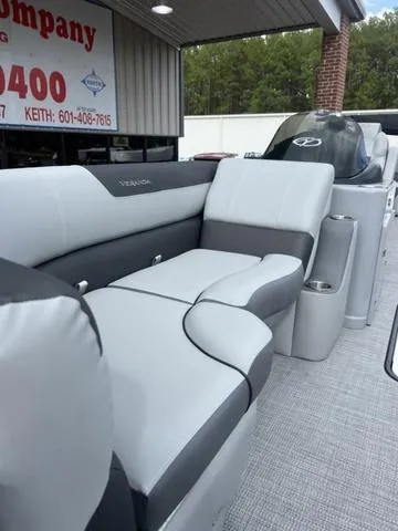 Slide: The Image of Veranda VR22RC Deluxe Tri-Toon 2024 - 13