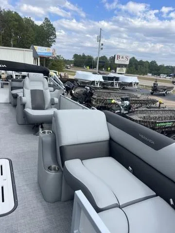 Slide: The Image of Veranda VR22RC Deluxe Tri-Toon 2024 - 14