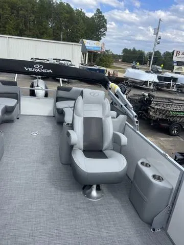 Slide: The Image of Veranda VR22RC Deluxe Tri-Toon 2024 - 16