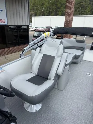 Slide: The Image of Veranda VR22RC Deluxe Tri-Toon 2024 - 17