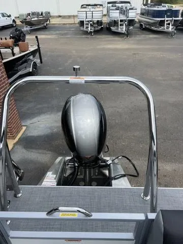 Slide: The Image of Veranda VR22RC Deluxe Tri-Toon 2024 - 19