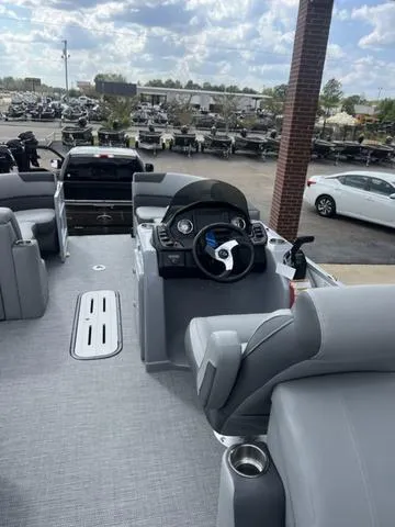 Slide: The Image of Veranda VR22RC Deluxe Tri-Toon 2024 - 20