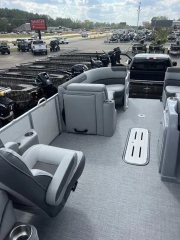 Slide: The Image of Veranda VR22RC Deluxe Tri-Toon 2024 - 21