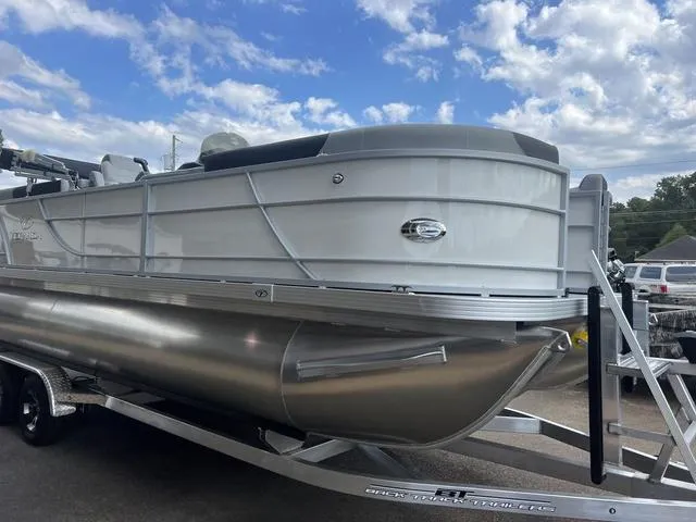 Slide: The Image of Veranda VR22RC Deluxe Tri-Toon 2024 - 3