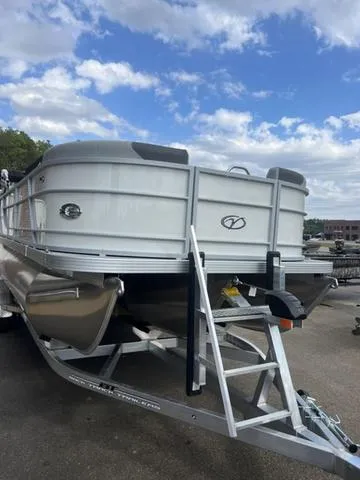 Slide: The Image of Veranda VR22RC Deluxe Tri-Toon 2024 - 4