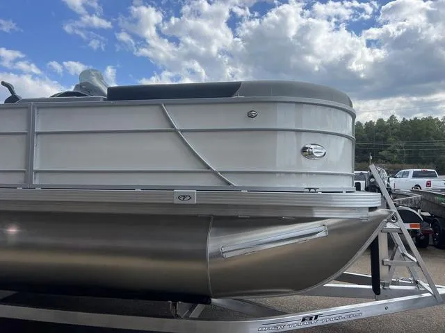 Slide: The Image of Veranda VR22RC Deluxe Tri-Toon 2024 - 5