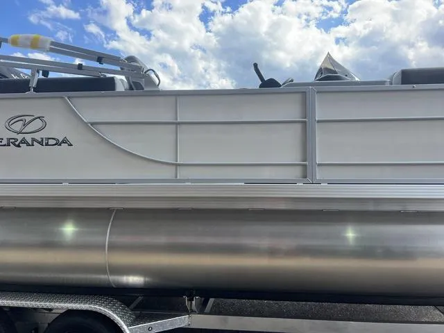 Slide: The Image of Veranda VR22RC Deluxe Tri-Toon 2024 - 6