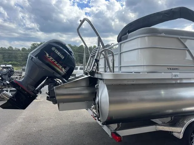 Slide: The Image of Veranda VR22RC Deluxe Tri-Toon 2024 - 8