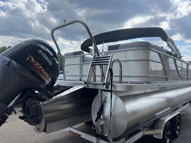 Slide: The Image of Veranda VR22RC Deluxe Tri-Toon 2024 - 9